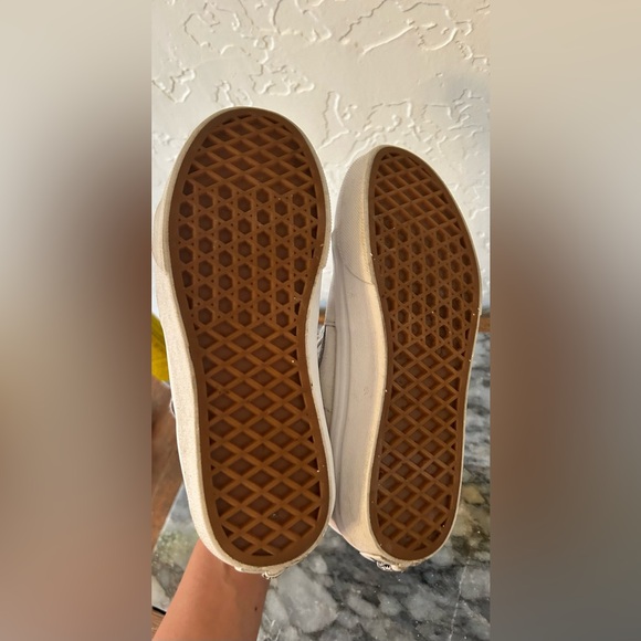 Vans Sk8- Hi kids shoes. Size 2.5. Barely worn. Needs cleaned otherwise perfect - Picture 3 of 9